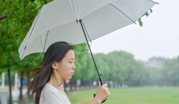 下雨天膝盖疼，除了风湿，还可能是这个病